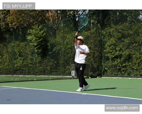 足球明星亲临网球赛场展现运动魅力与激情的精彩瞬间