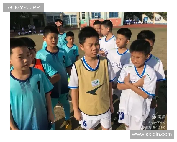 韩国足球明星小哥的成长之路与梦想追逐的精彩故事 韩国足球明星小哥的成长之路与梦想追逐的精彩故事